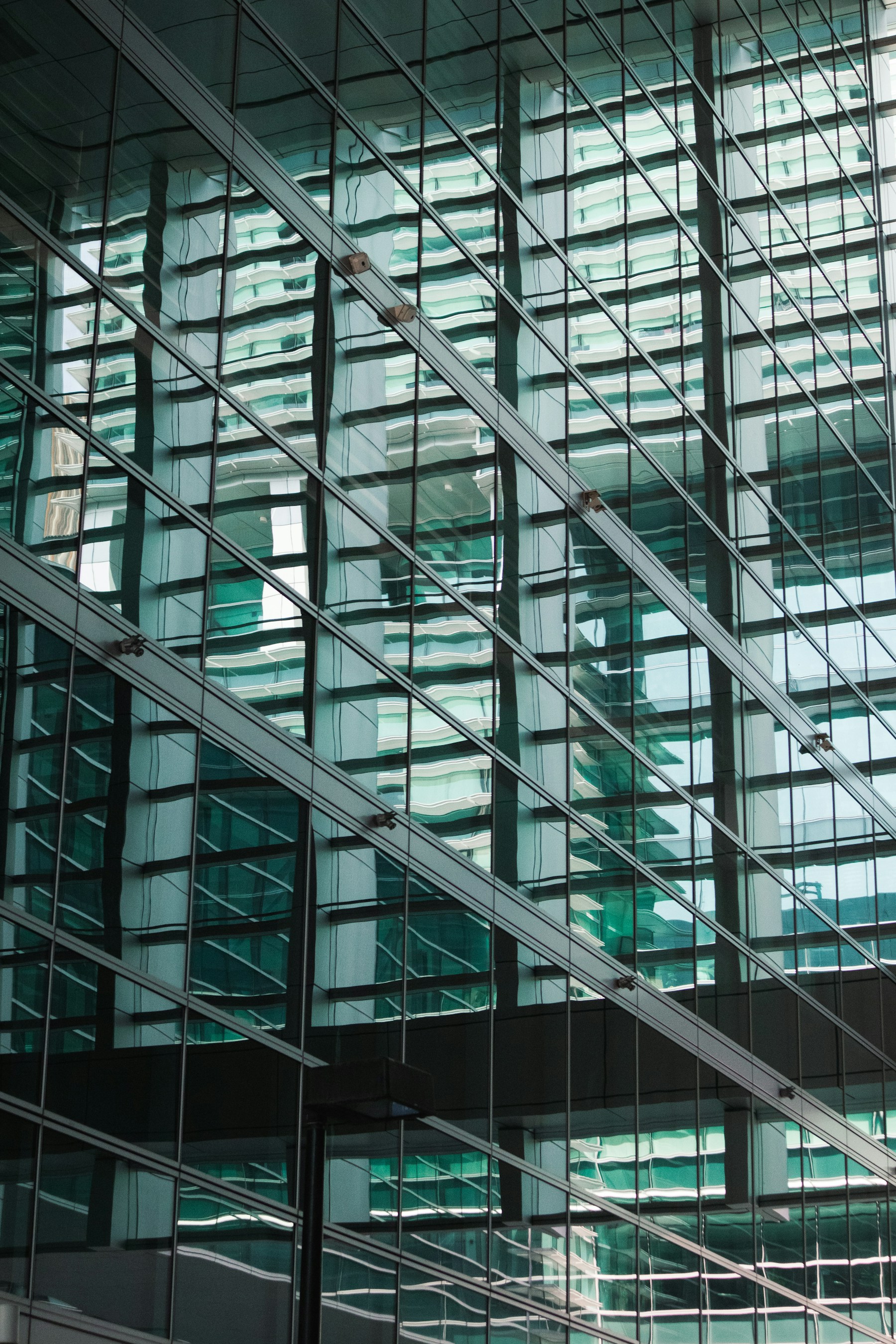 Spiegelnde Glasfassade als Sinnbild für vernetzte Prozesse